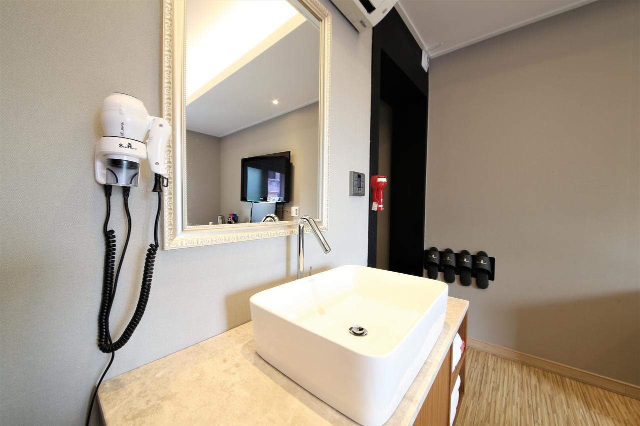 Star Hotel Busan Bagian luar foto