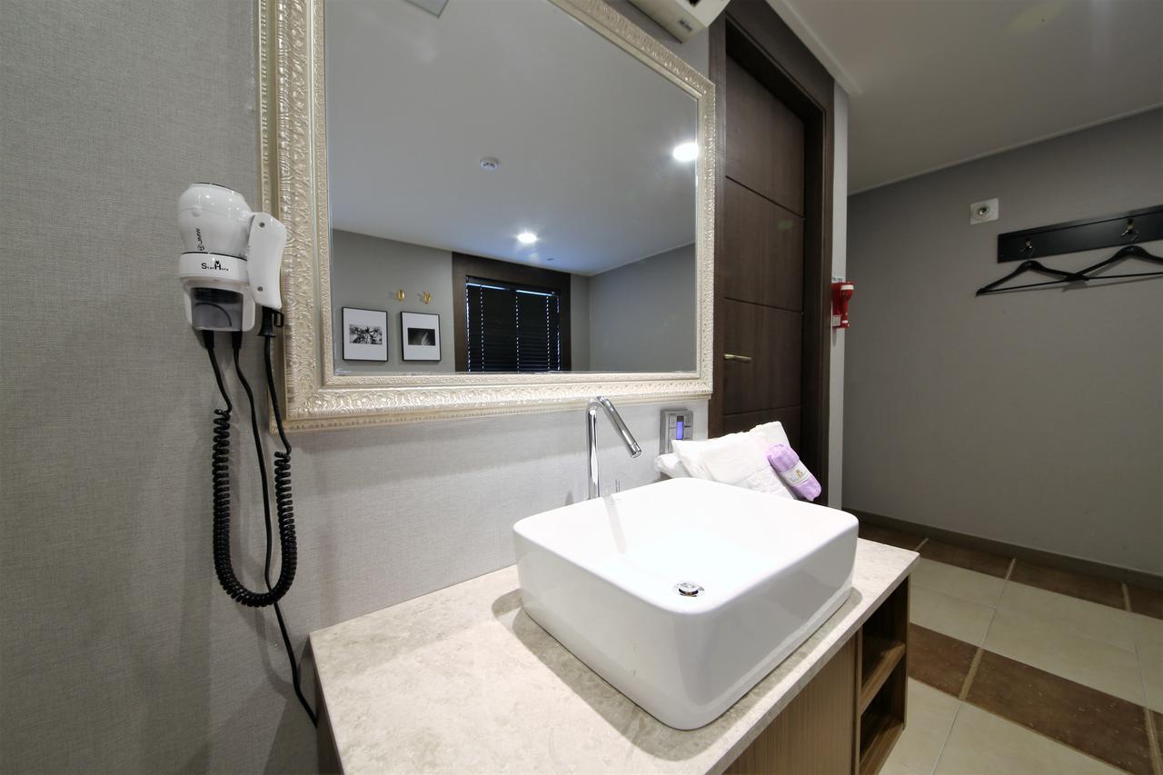 Star Hotel Busan Bagian luar foto