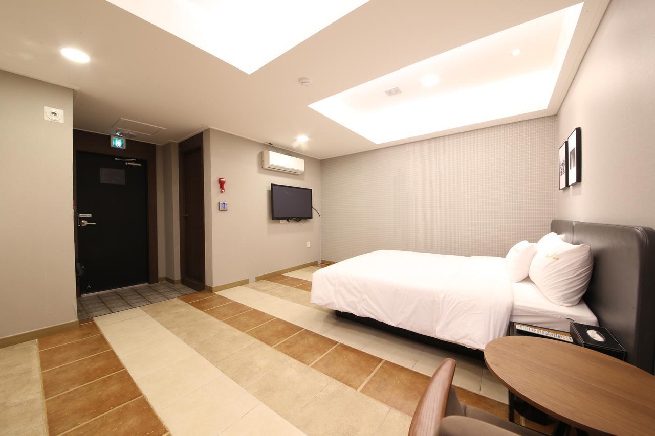 Star Hotel Busan Bagian luar foto