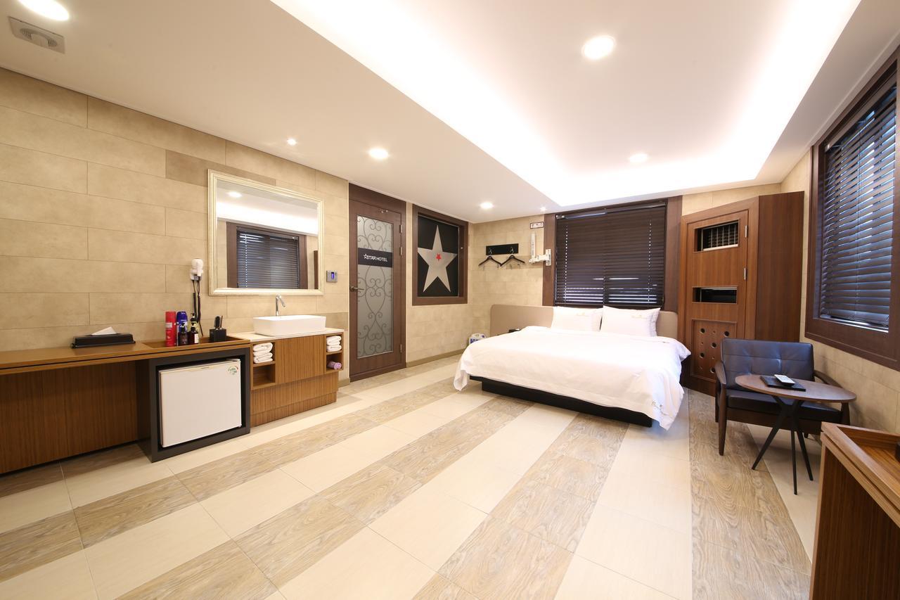 Star Hotel Busan Bagian luar foto