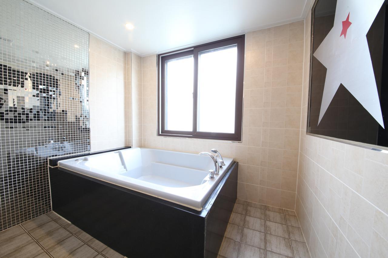 Star Hotel Busan Bagian luar foto