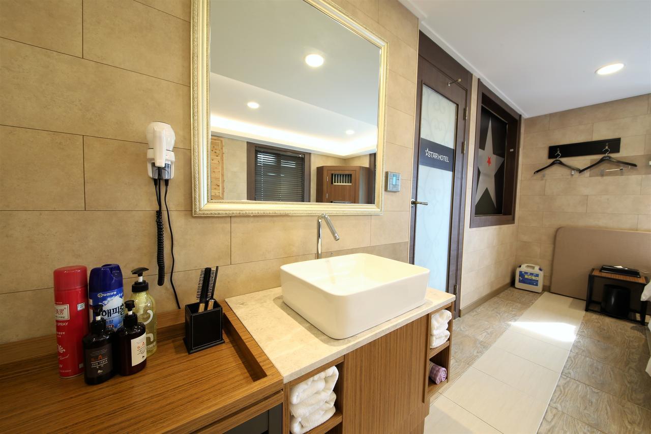 Star Hotel Busan Bagian luar foto